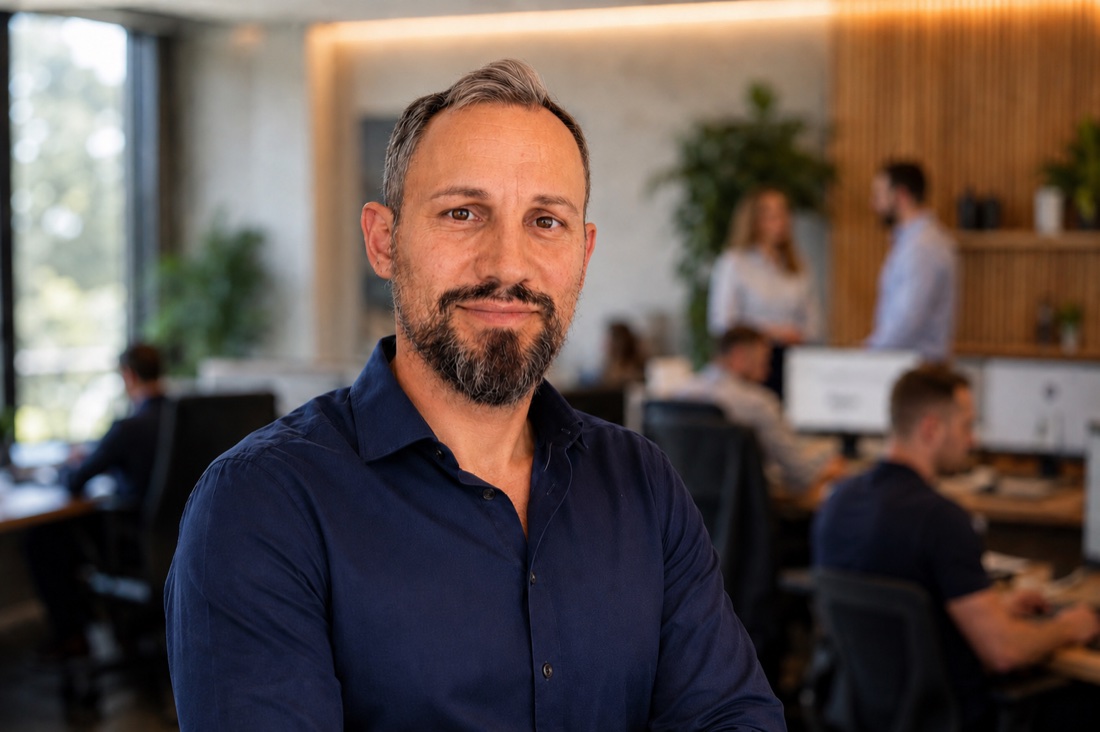Sven Heinrich, Gründer der Büroreiniger, im Büro mit seinem Team